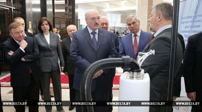Александр Лукашенко ознакомился с выставкой научных и научно-технических достижений, которая проходит в здании Президиума НАН Беларуси