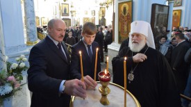 Александр Лукашенко зажигает рождественскую свечу