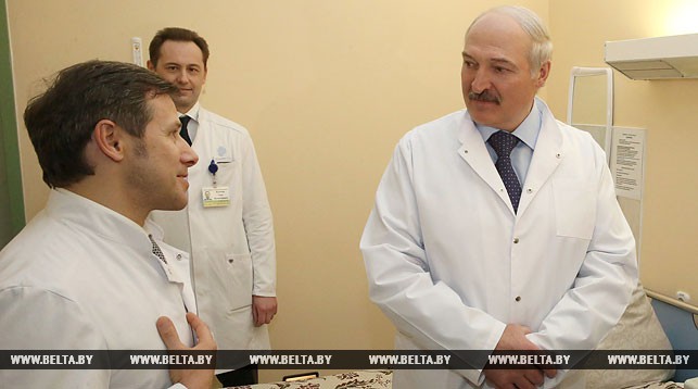 Александр Лукашенко во время посещения РНПЦ трансплантологии