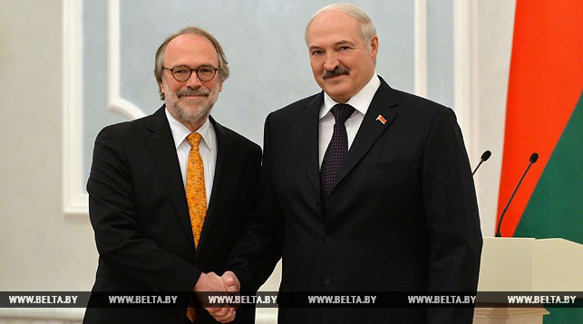 Президент Беларуси Александр Лукашенко и Чрезвычайный и Полномочный Посол Нидерландов в Беларуси Рональд Ван Дартель
