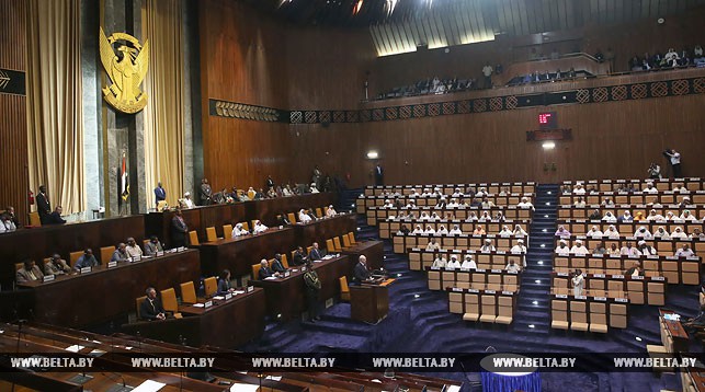 Александр Лукашенко выступает в парламенте Судана