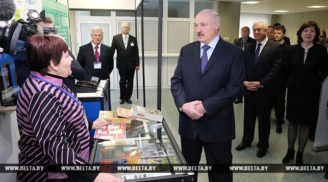 Александр Лукашенко ознакомился с разработками, выдвинутыми в 2016 году на соискание Государственной премии в области науки и техники