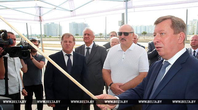 Председатель Брестского горисполкома Александр Рогачук докладывает Александру Лукашенко о строительстве новых микрорайонов и объектов социальной инфраструктуры Бреста