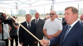 Председатель Брестского горисполкома Александр Рогачук докладывает Александру Лукашенко о строительстве новых микрорайонов и объектов социальной инфраструктуры Бреста