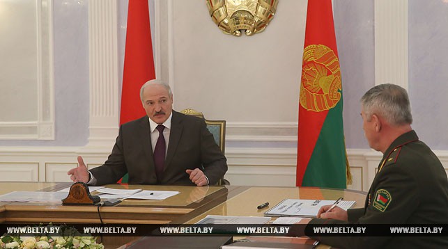 Александр Лукашенко и председатель Госпогранкомитета Анатолий Лаппо