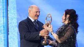 Александр Лукашенко вручает награду Тамаре Гвердцители
