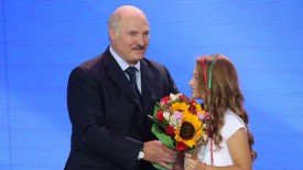 Александр Лукашенко вручил награду Марии Магильной