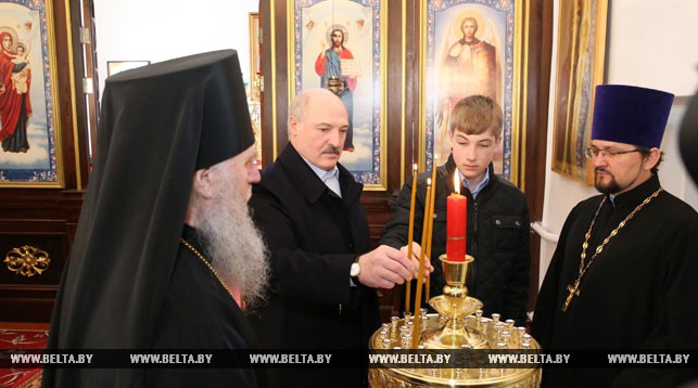 Александр Лукашенко зажигает свечу