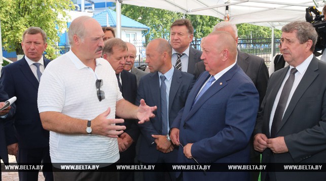 Александр Лукашенко во время посещения ОАО "Савушкин продукт"