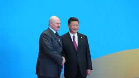 Александр Лукашенко и Си Цзиньпин перед началом сессии круглого стола