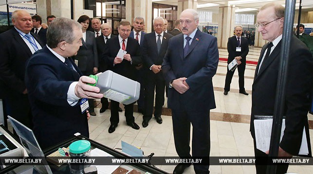Александр Лукашенко ознакомился с выставкой научных и научно-технических достижений, которая проходит в здании Президиума НАН Беларуси