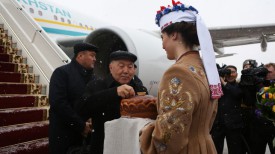 Нурсултан Назарбаев в аэропорту