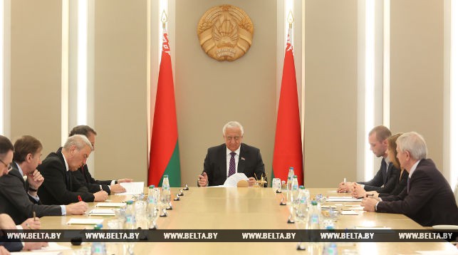 Михаил Мясникович во время встречи с послами стран ЦЕИ