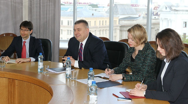 Олег Кравченко (в центре). Фото МИД Беларуси