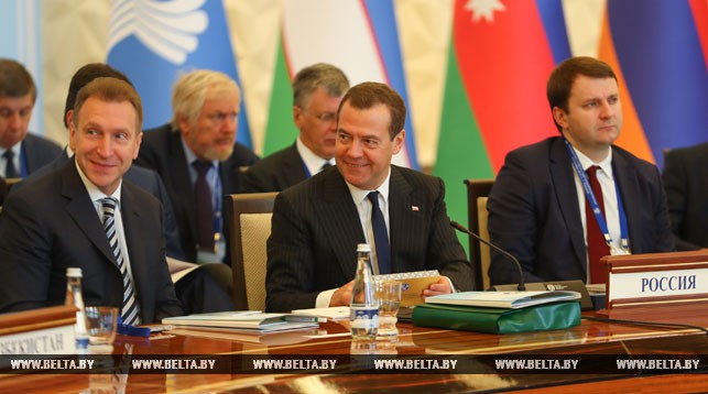 Дмитрий Медведев (в центре)