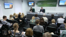 Леонид Заяц во время пресс-конференции