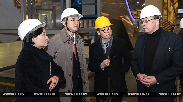 Посол Республики Корея в Беларуси Ким Енг во время посещения предприятия