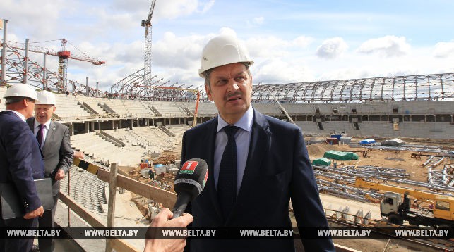 Анатолий Калинин во время посещения стадиона "Динамо"