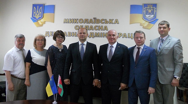 Вячеслав Бонь и Игорь Сокол (в центре), а также предствители делегаций. Фото посольства Беларуси в Украине