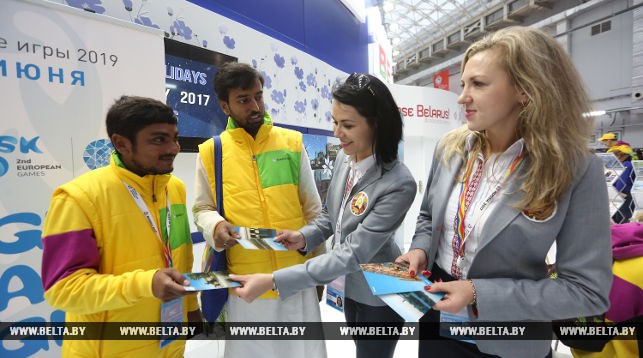 Открытки с видами Минска раздают на экспозиции Беларуси на Youth Expo