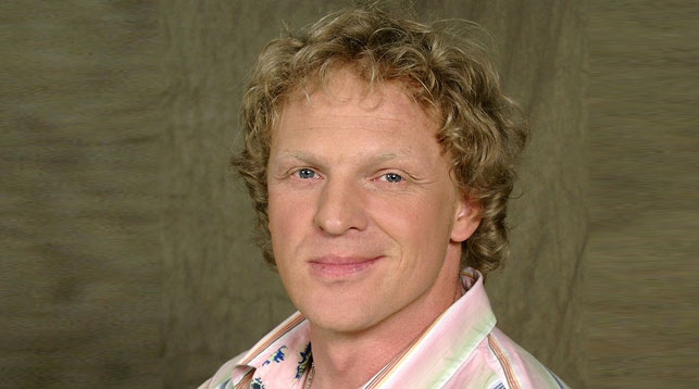 Главный приз 44-го тура игры   "Удача в придачу!"   разыграет звезда КВН в составе команды "Уездный город" Сергей Писаренко