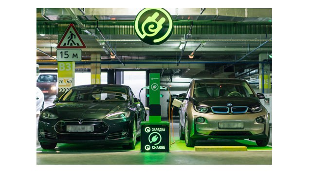 Зарядить электромобиль на паркинге ТРЦ "Е-сити" можно абсолютно бесплатно и без выходных. Параллельно могут заряжаться сразу два электрокара!