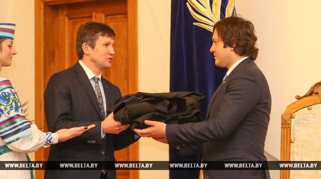 Ректор БГУ Андрей Король вручает мантию почетного профессора БГУ председателю парламента Грузии Ираклию Кобахидзе.