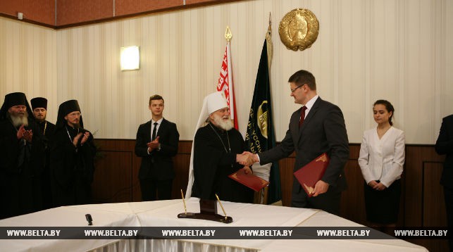 Во время церемония подписания документа