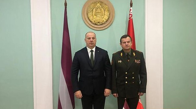 Раймондс Бергманис и Андрей Равков. Фото Министерства обороны Латвии