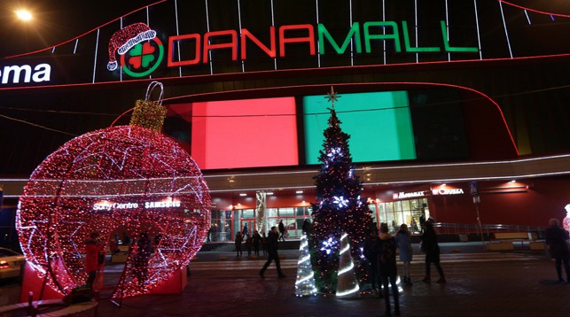 Новогоднее настроение покупателям "Дана Молл" придает даже на улице