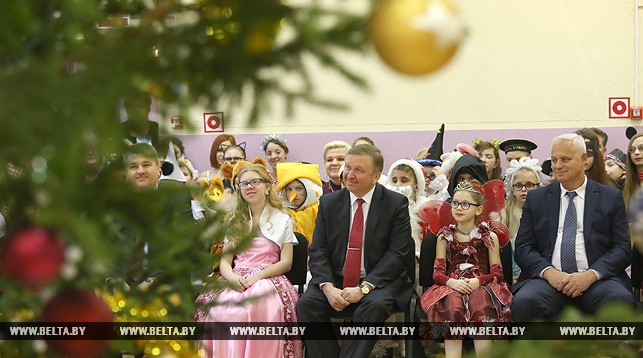 Андрей Кобяков во время посещения Молодечненской школы-интерната