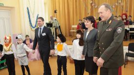 Владимир Ващенко во время посещения Чеховщинской вспомогательной школы-интерната. Фото МЧС