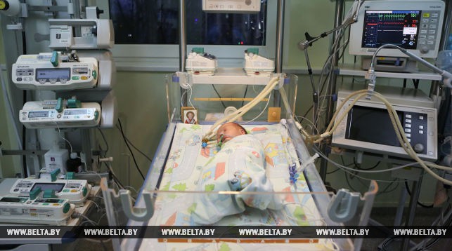 Новорожденный, которому провели малоинвазивную операцию