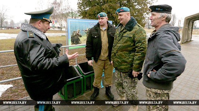 Вадим Денисенко беседует с ветеранами 5-ой отдельной бригады специального назначения