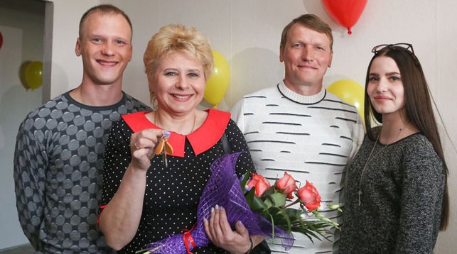 В "Удачу в придачу!" Лидия Дайнеко начала играть в январе, а в апреле уже выиграла квартиру в Минске!