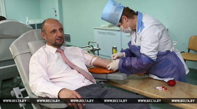 Главный специалист управления здравоохранения Гродненского облисполкома Михаил Воробей безвозмездно сдает кровь