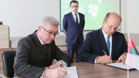 Валерий Малашко и Константин Радзивилл во время подписания