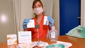 Медсестра 2-й городской клинической больницы Эльвира Тумилович с укладкой для оказания неотложной помощи при анафилаксии