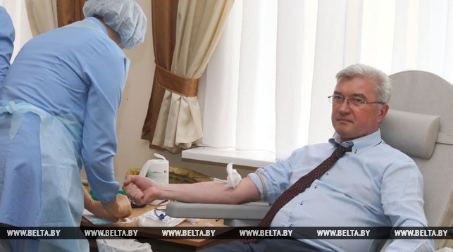 Валерий Малашко сдает кровь
