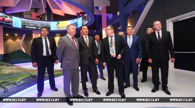 Премьер-министр Беларуси Андрей Кобяков и премьер-министр Казахстана Бакытжан Сагинтаев во время посещения павильона Беларуси