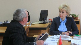 Ирина Костевич во время приема граждан. Фото с сайта Совета Министров Республики Беларусь