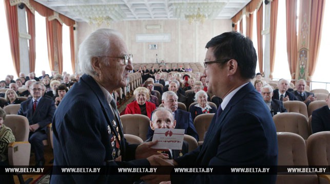 Михаил Жуковский принимает поздравления от Чрезвычайного и Полномочного Посла КНР в Беларуси Цуй Цимина