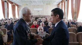 Михаил Жуковский принимает поздравления от Чрезвычайного и Полномочного Посла КНР в Беларуси Цуй Цимина