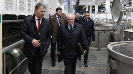 Леонид Анфимов во время посещения Оршанского льнокомбината