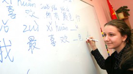 Учащаяся гимназии №12, изучающая китайский язык. Фото из архива