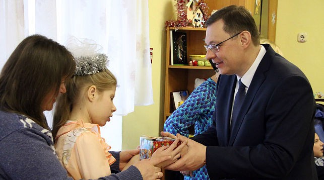 Андрей Швед вручает подарок воспитаннице центра. Фото ГКСЭ