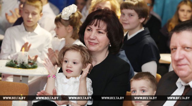 Наталья Кочанова во время посещения столичного детского дома №7 "Семь Я"