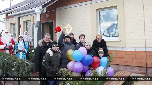 Семья Антоновых с символическим ключом от нового дома