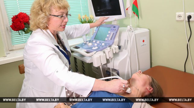 Заведующая консультативно-диагностического тиреоидной патологии УЗ "МГКОД" Татьяна Леонова делает УЗИ щитовидной железы на новом оборудовании