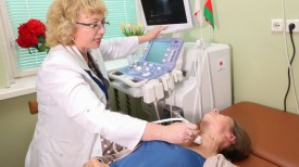 Заведующая консультативно-диагностического тиреоидной патологии УЗ &quot;МГКОД&quot; Татьяна Леонова делает УЗИ щитовидной железы на новом оборудовании